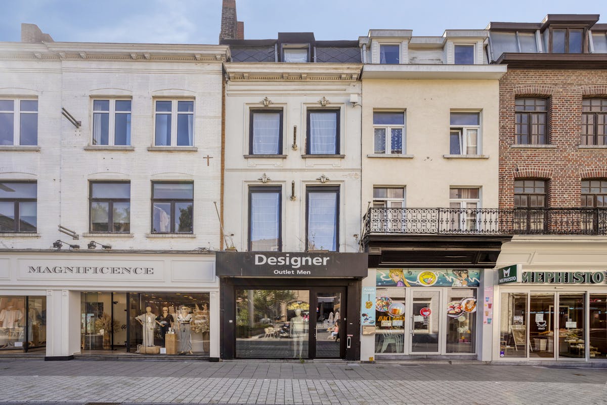 Commercial property with apartment for sale in the center of Kortrijk - photo 1