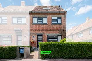 Deze ruime gezinswoning bevindt zich te Oostende aan de grens met Bredene. U bereikt beide centra in een mum van tijd en heeft dus alle...