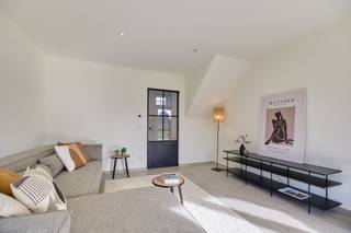 Hectaar bouwt energiezuinige en praktisch ingerichte nieuwbouwwoningen op een rustige ligging in Opwijk (Droeshout).<br />De woningen zijn rustig gelegen maar toch zeer centraal nabij verschillende winkels, een lagere school en rechtstreeks verbinding tussen Brussel en Dendermonde. Ideaal voor mensen die bereikbaarheid zoeken maar vooral rust.<br /><br />Bij elke woning krijgt de koper de kans om volledig inspraak te hebben in de inrichting en afwerking van de woning. In samenspraak met onze betrouwbare partnerleveranciers kies je zelf de materialen en afwerking volgens smaak en budget – zo maak je van deze woning écht jouw thuis.<br /><br /><strong>Indeling Lot 03:</strong><br />Gelijkvloers: Inkomhal met gastentoilet, ruime leefruimte met open keuken (40,5m²) en inpandige garage (20,2m²)<br />Verdieping: Nachthal met apart toilet, 3 zeer ruime slaapkamers (17,3m² - 13,6m² - 13,3m²), badkamer uitgerust met ligbad, inloopdouche en dubbele lavabomeubel<br />Zolder: Toegankelijk via het zolderluik - ideaal als extra opbergruimte/uitbreiding (37m²)<br /><br /><strong>Troeven van deze woning:</strong>
<ul>
	<li>Energiezuinig en lichtrijke woningen</li>
	<li>Lucht/water warmtepomp en vloerverwarming </li>
	<li>Ruime percelen </li>
	<li>Regenwaterput 7.500l aangesloten op toiletten/wasmachine/buitenkraan</li>
	<li>Inpandige garage</li>
</ul>
Wens je meer informatie, contacteer ons vandaag nog voor meer informatie of een afspraak op kantoor te Asse. <br />(Foto's zijn referentiebeelden van voorgaande projecten)