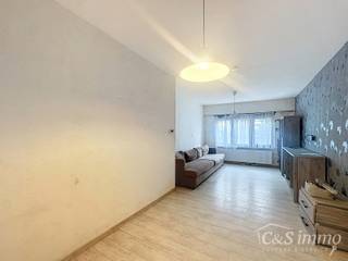 Op zoek naar een woning met potentieel op een centrale ligging? Deze te renoveren woning in Merksem biedt tal van mogelijkheden voor wie graag zijn eigen stempel drukt.<br /><br />Op het gelijkvloers bevindt zich een gezellige leefruimte met aansluitend de keuken. De badkamer, eveneens gelegen op het gelijkvloers, werd recent vernieuwd, net zoals de gasleiding – een mooie plus bij de renovatie. Verder is er een aparte technische berging voorzien, ideaal voor was- en droogmachine.<br /><br />De eerste verdieping beschikt over twee slaapkamers, waarvan één met een mansarde. Dankzij deze indeling is er extra potentieel om een bijkomende kamer, bureau of speelruimte te creëren.<br /><br />Tot slot is er de mogelijkheid om een dakterras te realiseren, wat deze woning nog aantrekkelijker maakt.<br /><br />Een ideale opportuniteit voor starters of investeerders die op zoek zijn naar een renovatieproject met veel potentieel op een centrale locatie.<br /><br />Interesse? Contacteer ons voor meer informatie of een bezoek!