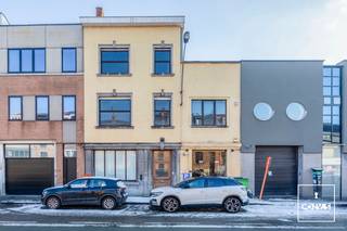 Dit gebouw is gelegen aan de binnenring van Gent, waardoor u een <strong>vlotte verbinding heeft naar Gent Centrum</strong>, de R4 en N9. Daarnaast zijn verschillende winkels, horeca, scholen en het zwembad Rooigem in de buurt. Het openbaar vervoer stopt zo goed als voor de deur. <br /><br />Het gebouw, bestaande uit twee huisnummers, werd volledig gestript. Momenteel bestaat het gebouw uit een eengezinswoning met een ruime gelijkvloerse praktijkruimte. De start van de totale renovatie werd reeds gedaan. De aanvraag voor het verbouwen van deze eengezinswoning met gelijkvloerse praktijkruimte naar een <strong>meergezinswoning met drie appartementen en gelijkvloerse praktijkruimte</strong> werd reeds bij Stad Gent d.d. 07.08.2025 <strong>gunstig bevonden</strong>,<strong> </strong>mits het voldoen aan de bijzondere voorwaarden. Bij interesse kan de beslissing van de omgevingsvergunningsaanvraag u worden overgemaakt. <br /><br />Wenst u meer informatie over dit project? Aarzel niet ons te contacteren via 09 278 88 88.