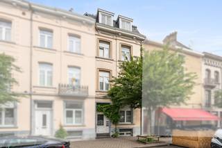 In het hart van Brussel bevindt zich deze karaktervolle opbrengsteigendom uit 1927, gelegen op een perceel van 82 m² en met een bewoonbare oppervlakte van 263 m² volgens EPC. De eigendom geniet van een uiterst centrale ligging, op wandelafstand van station Brussel-Noord, met een vlotte verbinding naar de kleine ring, het stadscentrum en het Maximiliaanpark.<br /><br />Het gebouw is officieel erkend met vier wooneenheden, verspreid over de verschillende niveaus van het pand. Op het gelijkvloers en de onderverdieping bevindt zich een eerste appartement 97m² met toegang tot een koer, waarna zich op de drie bovenliggende verdiepingen telkens een aparte wooneenheid +-55m² bevindt. Elke unit beschikt over een aangename leefruimte, een badkamer met douche en toilet, één tot twee slaapkamers en een eigen terras, wat bijdraagt aan het comfort en de aantrekkingskracht van het geheel.<br /><br />Divers; Verwaming op aardgas (1 condensatieketel per wooneenheid), elektriciteit niet conform, stedenbouwkundige inlichtingen aanwezig, Kadastraal inkomen €1.384, Dak ( Roofing &amp; frans dank) recent vernieuwd en geïsoleerd, enkele/dubbele beglazing in houten en pvc raamprofiel<br /><br />Deze eigendom biedt een interessante opportuniteit voor investeerders die op zoek zijn naar een goed gelegen gebouw met erkende entiteiten en een stabiele verhuurpotentie in een dynamische stadsomgeving.<br /><br />
