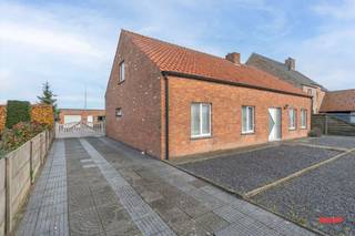 Wonen tussen de euh..velden. Hoe kan het ook anders, in de Veldstraat? Landelijk wonen met hoofdletter L, want er staan slechts een handvol huizen...