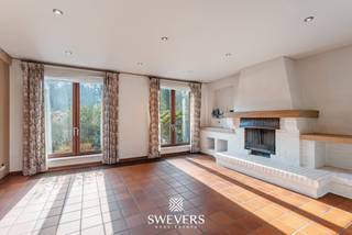 Voor meer info en foto’s, surf naar www.swevers.be – Deze open bebouwing op Ijskelder 57 in Heusden-Zolder ligt op een ruim perceel van 14a28ca en biedt volop mogelijkheden voor wie graag zelf de handen uit de mouwen steekt. De woning werd gebouwd in 1979, heeft een bewoonbare oppervlakte van 160m² en is op te frissen, maar beschikt over een solide basis en een praktische indeling. Via de inkomhal bereikt u de lichtrijke leefruimte met woonkamer en eetkamer van samen meer dan 40 m². Aansluitend bevindt zich de ruime keuken van 18,77 m² met rechtstreekse toegang tot het terras en de wasplaats. De woning telt drie slaapkamers van 17,82 m², 13,94 m² en 8,25 m², ideaal voor een gezin, logeerkamer, bureau of hobbyruimte. De badkamer is uitgerust met ligbad, douche, toilet en lavabo. Extra troeven zijn de kelder van 51,71 m² met meerdere praktische ruimtes, de ruime garage van 39,56 m² en een zolder die extra bergruimte biedt. Dankzij de noordwestelijke oriëntatie geniet u in tuin en terras volop van de namiddag- en avondzon. De ligging is rustig en toch vlot bereikbaar, met snelwegen op 2,8 km, openbaar vervoer op 900 meter, scholen op 3,5 km en winkels, horeca en ontspanning binnen 1,7 km. Een interessante woning met ruimte, privacy en renovatiepotentieel op een mooie locatie. Voor meer informatie, bel 011 255 155. Bron bewoonbare oppervlakte: EPC – verslag.