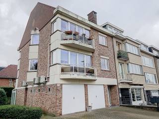 This roof apartment in Dilbeek with 1 bedroom and terrace is located on the third floor and offers a central location. The spacious living room...