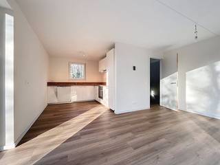 Deze nieuwbouwwoning is voorzien van een inkomhal, open keuken met leefruimte, 3 slaapkamers, badkamer en toilet.Gelijkvloers:- inkomhal (ca...
