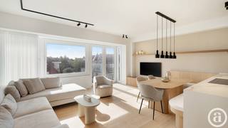 Op een van de meest gegeerde locaties van Knokke-Heist, aan de Kustlaan vlak bij het Albertplein, bevindt zich dit volledig gerenoveerde en instapklare appartement. Een stijlvolle combinatie van luxe, comfort en ruimte, met een prachtig open zicht over de villa’s van het Zoute en de omgeving van het Albertplein. Indeling: inkomhal met vestiaire en gastentoilet. Ruime en lichtrijke woon- en eetkamer met brede raampartijen en een mooi panoramisch uitzicht. Moderne open keuken, volledig uitgerust met kwalitatieve toestellen. Berging. Master bedroom met dressing en aansluitende badkamer (dubbele lavabo, bad, douche en toilet). Twee bijkomende ruime slaapkamers, eveneens voorzien van ingemaakte kasten, en een gemeenschappelijke douchekamer. De kleinschalige residentie, de nabijheid van het strand en de exclusieve boetieks van het Zoute maken dit appartement tot een bijzonder aantrekkelijk aanbod. Contacteer ons voor meer informatie of een bezoek.