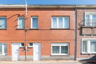 Rijwoning met 2 slaapkamers gelegen in een doodlopende straat. Ideale voor een starter of investeerder. Inkomhal, leefruimte bestaande uit een zithoek en een eethoek, keuken, washoek 2 slaapkamers, badkamer en koertje. Vlotte bereikbaarheid E17 ( Gent-Antwerpen ), Naast fietsweg Lokeren/Zele. EPC: 392 kWh/(m²jaar) Geen renovatieverplichting. Asbestveilig. Momenteen verhuurd aan €680/maand. Wg, Gmo, Vg, Gvkr, Gvv, P en G score: A. !!!GRATIS SCHATTING!!! Meer info of een bezoek? jens@capston.be