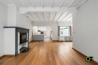 Bezoekmoment: zondag 28 juni van 13u00 tot 15u00, mits het maken van een afspraak via 09 395 05 40 of verkoop@concept-home.be<br /><br />Deze ruime gezinswoning is gelegen in de Abdijmolenstraat te Drongen, op een gegeerde locatie nabij het centrum van Drongen en op korte afstand van Gent. Dankzij de vlotte verbinding naar het stadscentrum, de nabijheid van winkels, scholen, openbaar vervoer en belangrijke invalswegen geniet u hier van een ideale combinatie tussen rustig wonen en een uitstekende bereikbaarheid.<br /><br />De woning beschikt over een bewoonbare oppervlakte van 170 m² en is gelegen op een perceel van 431 m². Doorheen de jaren werd de woning steeds zorgvuldig onderhouden, wat zich vertaalt in een verzorgde basis met tal van mogelijkheden voor verdere modernisering en energetische optimalisatie.<br /><br />De indeling van de woning ziet er als volgt uit: een inkomhal, een ruime leefruimte met sfeervolle haard, een ingerichte keuken, een afzonderlijk toilet, een badkamer voorzien van inloopdouche en wastafel, een praktische wasplaats, een inpandige garage en een kelderberging.<br /><br />Op de eerste verdieping bevinden zich drie volwaardige slaapkamers, een bureau, een afzonderlijk toilet en een zolderkamer die kan ingericht worden als vierde slaapkamer. Daarnaast beschikt de woning nog over een afzonderlijke zolderruimte die extra opbergmogelijkheden biedt.<br /><br />Aansluitend aan de woning bevindt zich een ruim atelier met tal van mogelijkheden. Deze multifunctionele ruimte leent zich uitstekend als werkplaats, hobbyruimte, opslagruimte of atelier voor een zelfstandige activiteit. Boven het atelier bevindt zich bovendien nog een ruime zolderruimte die zorgt voor extra bergruimte.<br /><br />Buiten geniet u van een verzorgde en aangelegde tuin met terras en tuinhuis waar het aangenaam vertoeven is. Daarnaast beschikt de woning over zonnepanelen, wat een bijkomende meerwaarde vormt.<br /><br />Deze eigendom biedt een unieke combinatie van ruimte, functionaliteit en een uitstekende ligging nabij Gent. Dankzij de drie slaapkamers, het afzonderlijke bureau, de mogelijkheid tot een vierde slaapkamer, de talrijke bergruimtes en het ruime atelier vormt deze woning een uitstekende opportuniteit voor gezinnen, zelfstandigen of kandidaat-kopers die op zoek zijn naar een eigendom met tal van mogelijkheden.<br /><br /><strong>Wenst u zeker te zijn van een beschikbare plaats? Maak snel uw afspraak online via </strong><strong>www.concept-home.be</strong><strong>.</strong>