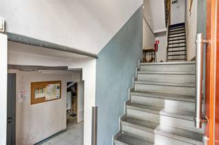 <p><span>Te renoveren woning op gegeerde locatie</span></p><p><span> </span></p><p><span>OMGEVING</span></p><p><span>Gelegen in de gegeerde Sint-Hubertusstraat te Berchem bevindt zich deze karaktervolle woning met bijzonder veel potentieel. De straat staat bekend om haar charmante gevels en aangename woonomgeving, op een steenworp van winkels, scholen, openbaar vervoer en belangrijke invalswegen. Hier geniet u van een rustige woonstraat met tegelijk alle stedelijke voorzieningen binnen handbereik. Een top ligging voor wie comfortabel en centraal wil wonen in een levendige maar residentiële buurt.</span></p><p><span> </span></p><p><span>INDELING</span></p><p><span>De woning is momenteel opgedeeld in drie studio's, maar dient teruggebracht te worden naar haar oorspronkelijke bestemming als eengezinswoning. Dankzij de ruime structuur en de aanwezigheid van drie volwaardige verdiepingen, aangevuld met een souterrain, biedt dit pand een uitzonderlijke basis voor een prachtige renovatie.</span></p><p><span> </span></p><p><span>Na renovatie kan hier een royale gezinswoning ontstaan met tal van mogelijkheden qua indeling: lichtrijke leefruimtes, meerdere slaapkamers en badkamers en een comfortabele indeling. De authentieke structuur vormt de ideale canvas voor wie een woning volledig naar eigen smaak en noden wil creëren.</span></p><p><span> </span></p><p><span>BIJZONDERHEDEN</span></p><p><span>- Te renoveren woning met enorm potentieel</span></p><p><span>- Top locatie</span></p><p><span>- Elektriciteit conform</span></p><p><span>- Dak in goede staat en reeds geïsoleerd </span></p><p><span> </span></p>