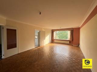 <p><span>Spacieux appartement de 3 chambres avec terrasse à Berchem ! </span></p><p><span>Bienvenue dans ce charmant appartement de 3 chambres situé sur la Fruithoflaan, dans l'immeuble 'Pallas Athena', équipé d'un ascenseur.</span></p><p><span>Non seulement vous bénéficiez d'un emplacement idéal à proximité des commerces de quartier, mais vous êtes également à deux pas des principaux axes routiers. </span></p><p><span> </span></p><p><span>Hall d'entrée, pièce à vivre & cuisine : </span></p><p><span>Vous entrez dans le hall d'entrée équipé d'un interphone et d'un placard vestiaire encastré.</span></p><p><span>Le salon est extrêmement spacieux, ce qui vous offre de nombreuses possibilités d’aménagement. </span></p><p><span>La cuisine se trouve juste à côté ; elle est équipée d’une plaque de cuisson, d’un lave-vaisselle, d’un four, d’un réfrigérateur et d’un congélateur, et offre de nombreuses possibilités de rangement grâce à ses nombreux placards. Vous y trouverez également un débarras très pratique.</span></p><p><span>La cuisine dispose d'une plaque de cuisson, d'un four et d'un immense espace de rangement. Vous y trouverez également un débarras très pratique. </span></p><p><span> </span></p><p><span>Chambres & e, salle de bains : </span></p><p><span>Il y a 3 chambres, dont une est équipée de placards intégrés. L'une des chambres donne également accès à la charmante terrasse.</span></p><p><span>La salle de bains comprend une baignoire avec douche intégrée, un lavabo simple et des toilettes. </span></p><p><span>L'appartement dispose également de toilettes séparées pour les invités avec un lavabo. </span></p><p><span> </span></p><p><span>Loyer, charges & disponibilité : </span></p><p><span>Loyer mensuel : 975,00 euros/mois </span></p><p><span>Charges mensuelles : 200,00 euros/mois </span></p><p><span>Disponibilité : immédiate</span></p><p><span> </span></p><p><span>Ne manquez pas cette opportunité unique ! </span></p>