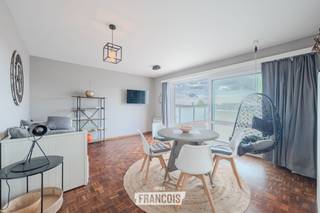 Deze verzorgde studio met slaaphoek is gelegen in de Cyriel de Grootelaan 38 in Middelkerke en beschikt over een bijzonder ruim zongericht terras van maar liefst 26 m². Een ideale plek om volop te genieten van de buitenlucht en de zon.<br /><br />De studio werd enkele jaren geleden vernieuwd en is voorzien van nieuwe ramen. De leefruimte is praktisch ingericht en biedt voldoende plaats voor een gezellige zithoek en eetruimte. De aparte slaaphoek zorgt voor een duidelijke afscheiding van het slaapgedeelte.<br /><br />De studio beschikt over een gunstig EPC-label C en de elektrische installatie is conform.<br /><br />De studio wordt gemeubeld verkocht, waardoor u deze meteen kunt gebruiken als tweede verblijf of investering aan de kust.<br /><br />Het ruime terras vormt zonder twijfel een van de grootste troeven van deze eigendom. Dankzij de zongerichte ligging beschikt u over een aangename buitenruimte die perfect is om te ontspannen, te ontbijten of gezellig samen te zitten.<br /><br />Voor meer informatie of een bezoek kunt u contact opnemen met Inti via inti@immofrancois.be of 0499 74 89 74.<br /><br />