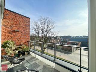 Instapklaar nieuwbouwappartement op 2e verdiep bestaande uit inkomhal, ruime living, open geïnstalleerde keuken, 2 slaapkamers, wasplaats...