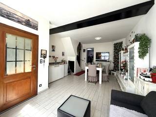 Deze instapklare woning is combineert comfortabel wonen met een vlotte bereikbaarheid.<br />Winkels, openbaar vervoer, scholen en andere voorzieningen bevinden zich op wandelafstand.<br /><br />De woning omvat een inkomhal, een aangename leefruimte, een volledig ingerichte keuken, drie slaapkamers en een badkamer.<br /><br />Algemene informatie:
<ul>
<li>Bewoonbare oppervlakte: 110 m²</li>
<li>EPC: 341 kWh/m² jaar</li>
<li>CV op aardgas</li>
<li>KI: €282</li>
</ul>
<br />Een ideale woning op een centrale locatie met alle voorzieningen binnen handbereik.<br />Absoluut een bezoek waard!