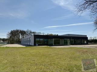 Bent u op zoek naar een ruim en flexibel bedrijfscomplex met tal van mogelijkheden? Ontdek Bosstraat 20 in Bocholt, een veelzijdige bedrijfssite op een perceel van maar liefst 9.985 m², waar ruimte, bereikbaarheid en functionaliteit centraal staan.<br /><br />De eigendom geniet van een gunstige ligging met vlotte verbindingen richting Bree, Peer, Lommel en de Nederlandse grens. Hierdoor is de site interessant voor zowel regionale bedrijfsactiviteiten als ondernemingen met grensoverschrijdende logistieke behoeften. De goede visibiliteit draagt bovendien bij aan de professionele uitstraling van het geheel.<br /><br />Het bedrijfsgebouw beschikt over vijf ruime magazijnen, elk uitgerust met een elektrische sectionale poort. Dankzij de mogelijkheid om de magazijnruimtes door middel van tussenwanden verder op te splitsen, kan de indeling flexibel worden afgestemd op de specifieke noden van uw onderneming.<br /><br />Aan de voorzijde bevindt zich een bijkomende werk- of opslagruimte met twee hydraulische laad- en loskades, wat een efficiënte goederenstroom en logistieke werking mogelijk maakt.<br /><br />Naast de magazijn- en opslagcapaciteit beschikt het complex over functionele kantoorruimtes, geschikt voor onder meer administratie, dispatching en vergaderingen. De aanwezige toonzaal biedt daarnaast een representatieve omgeving voor productpresentaties en het ontvangen van klanten.<br /><br />Ook het buitenterrein vormt een belangrijke troef. De site is volledig omheind en biedt ruime manoeuvreermogelijkheden en voldoende parkeergelegenheid, waardoor ook grotere voertuigen en dagelijkse logistieke bewegingen vlot kunnen worden georganiseerd.<br /><br />Dankzij de combinatie van een royaal perceel, ruime magazijnen, laad- en losfaciliteiten, kantoren en toonzaal biedt deze eigendom uiteenlopende mogelijkheden voor onder meer KMO's, logistieke ondernemingen, groothandels, productiebedrijven en investeerders.<br /><br />Bent u op zoek naar een bedrijfssite die ruimte biedt voor uw huidige activiteiten én toekomstige groei?<br />Neem gerust contact op met Meyers Vastgoed voor meer informatie of een bezichtiging ter plaatse.