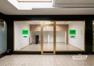Bent u op zoek naar een commerciële ruimte op een uitstekende ligging? Deze veelzijdige handelsruimte van 32 m², gelegen in een galerij aan de bruisende Zeedijk van Blankenberge, biedt tal van mogelijkheden voor ondernemers.<br /><br />De ruimte bestaat uit een handelsgedeelte met aansluitend een afzonderlijke toiletruimte en is geschikt voor diverse activiteiten zoals een winkel, kapsalon, schoonheidssalon, nagelstudio, kantoorruimte of andere commerciële doeleinden.<br /><br />Dankzij de centrale ligging geniet u van een constante passage van zowel bewoners als toeristen, wat zorgt voor een uitstekende zichtbaarheid van uw zaak.<br /><br />Bent u op zoek naar een veelzijdige commerciële ruimte op een uitstekende locatie in het centrum van Blankenberge? Contacteer ons vandaag nog voor meer informatie of een bezoek ter plaatse!<br /><br />