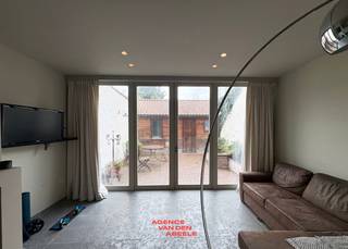 In het hart van de stad, met prachtig uitzicht op de Sint-Salvatorskerk, vind je deze luxueus afgewerkte stadswoning die comfort, stijl en...