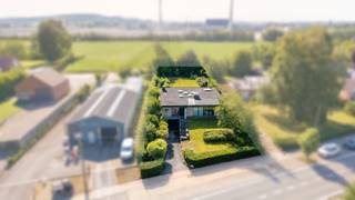 Op zoek naar een ruime gezinswoning met tal van mogelijkheden, een uitstekende ligging en een royaal perceel? Dan is deze villa in Avelgem zeker een bezoek waard. Gelegen op een perceel van maar liefst 1.300 m² geniet u hier van een unieke combinatie van ruimte, privacy en bereikbaarheid. Supermarkten, winkels, horeca, scholen en sportfaciliteiten bevinden zich allemaal op korte afstand, waardoor u geniet van optimaal wooncomfort. <br /><br />TROEVEN<br />- Conforme elektriciteit<br />- Regenwaterput 25.000L<br />- Oprit voor meerdere wagens<br /><br />Hoewel de woning momenteel beschikt over een EPC-label F, is ze perfect bewoonbaar en instapklaar. Bovendien kan de renovatieverplichting relatief eenvoudig worden weggewerkt.<br /><br />INDELING: <br />Via de ruime inkomhal met toilet betreden we de lichtrijke en open leefruimte die het hart van de woning vormt. Dankzij de grote raampartijen geniet je van veel natuurlijk lichtinval en een mooi zicht op de tuin. Achterliggend bevindt zich de keuken met berging wat zorgt voor extra comfort in het dagelijkse leven.<br /><br />Via de nachthal bereiken we de volledig gerenoveerde badkamer, uitgerust met een inloopdouche, ligbad en lavabo. Verder beschikt de woning over vier slaapkamers, waarvan één kleinere kamer die perfect kan dienen als dressing, bureau, kinderkamer of hobbyruimte.<br /><br />Een absolute meerwaarde is dat de woning volledig onderkelderd is. Dit biedt niet alleen uitzonderlijk veel bergruimte, maar creëert ook tal van mogelijkheden voor toekomstige aanpassingen, een hobbyruimte, werkplaats of extra opslag.<br /><br />Bent u opzoek naar een ruime villa op een groot perceel in Avelgem? Neem dan snel contact met ons op om een bezoek in te plannen.<br /><br />Ref: RVP/26072/K<br />UC: 20260103-0003787214 - EPC: 750KWh