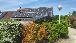<p>Bent u op zoek naar een volledig instapklare woning in een rustige en groene omgeving?</p><p>Dan is deze prachtige vakantiewoning zeker iets voor u.  Voldoet volledig aan de renovatieplicht!</p><p>Ruime parking bij  de deur, een ruime en mooie living afzonderlijk van de keuken, keuken volledig vernieuwd</p><p>voorzien van alle mogelijke  toestellen, volledig vernieuwde badkamer met douche, 3 slaapkamers (1 op het gelijkvloers en 2 boven),</p><p>Gesloten verdieping.</p><p>Grote tuin volledig naar de zon gericht.</p><p>EPC : D (geen renovatieplicht)!</p><p><br /><br /> </p>
