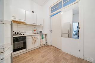 <p>Informatie & bezoeken: anastasia.s@weinvest.be | 02 315 77 22</p>
<p>Op een steenworp van het Kanaal van Brussel en op slechts enkele minuten van het stadscentrum biedt We Invest dit volledig verhuurde opbrengsteigendom aan. Een ideale investering voor wie op zoek is naar een pand met een onmiddellijk rendement in de sterk groeiende gemeente Sint-Jans-Molenbeek.</p>
<p>Het gebouw is verdeeld over drie verdiepingen en bestaat uit zes appartementen met één slaapkamer, die allemaal momenteel verhuurd zijn. Hierdoor geniet u onmiddellijk van een stabiele huurinkomst vanaf de aankoop.</p>
<p>Daarnaast kunnen optioneel twee handelsruimtes op het gelijkvloers worden aangekocht, wat extra rendement en een interessante spreiding van de huuropbrengsten mogelijk maakt.</p>
<p>Technisch biedt dit gebouw een zorgeloze investering:</p>
<ul>
<li>Conforme elektrische installatie;</li>
<li>Volledig verhuurd gebouw.</li>
</ul>
<p>EPC: E – CO₂-uitstoot: 49 kg/m²/jaar – Primair energieverbruik: 248 kWh/m²/jaar.</p>
<p>Het pand biedt een bruto rendement van 6,93%, met een jaarlijkse huuropbrengst van ongeveer €69.000.</p>
<p>Dankzij de strategische ligging, vlak bij winkels, openbaar vervoer, scholen en de belangrijkste invalswegen, vormt dit opbrengsteigendom een uitstekende opportuniteit voor investeerders die hun vastgoedportefeuille willen uitbreiden.</p>
<p>Een zeldzame investeringskans die u niet mag missen.</p>