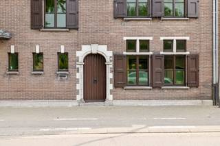 Ben je op zoek naar een ruime woning met karakter, hoogwaardige afwerking en perfect voor een vrij beroep of thuiswerkers die wonen en werken...