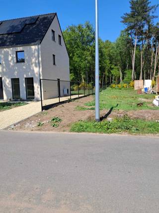 Mooi stukje bouwgrond voor half open bebouwing rustig gelegen en vlak bij het dorpscentrum van Sint Antonius.<br />Met een grondoppervlakte van 400m².<br /><br />De bouwgrond heeft een bouwvergunning voor een mooie grote half open woning.<br /><br />Wat is er vergund:<br />volledig onder keldert (7x17m)<br />gelijkvloers (7x17m)<br />1ste verdieping (7x14m)<br />2de verdieping onder het dak (7x9m)<br />Achter in de tuin mag een tuinberging geplaatst worden van 20m²<br /><br />