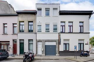 <p><span>Deze </span><span>bel-etagewoning</span><span> is gelegen in de Maatsstraat in Antwerpen-Noord, op een centrale locatie vlak bij winkels, scholen en openbaar vervoer. Dankzij de vlotte verbinding met de Singel en de belangrijkste invalswegen zijn zowel het centrum van Antwerpen als de omliggende gemeenten gemakkelijk bereikbaar.</span></p><p><span> </span></p><p><span>De woning heeft een bewoonbare oppervlakte van circa </span><span>106m²</span><span> en is praktisch ingedeeld over drie verdiepingen. Op het gelijkvloers bevindt zich een </span><span>ruime garage </span><span>met elektrische poort en een afzonderlijke wasruimte. De leefruimte met open keuken ligt op de eerste verdieping. Op de bovenste verdieping bevinden zich </span><span>twee slaapkamers</span><span> en een badkamer.</span></p><p><span> </span></p><p><span>Indeling</span></p><p><span>inkomhal</span></p><p><span>ruime garage met elektrische poort</span></p><p><span>afzonderlijke wasruimte</span></p><p><span>lichtrijke woonkamer</span></p><p><span>open keuken met gasfornuis, dampkap en spoelbak</span></p><p><span>slaapkamer 1 met ensuite badkamer</span></p><p><span>slaapkamer 2</span></p><p><span> </span></p><p><span>Algemeen</span></p><p><span>bewoonbare oppervlakte van circa 106m²</span></p><p><span>EPC-label D: 366 kWh/m² per jaar</span></p><p><span>garage met elektrische poort</span></p><p><span> </span></p><p><span>Troeven</span></p><p><span>twee slaapkamers</span></p><p><span>ruime garage</span></p><p><span>praktische indeling</span></p><p><span>centrale ligging in Antwerpen</span></p><p><span>openbaar vervoer en invalswegen vlakbij</span></p><p><span> </span></p><p><span>Ben jij geïnteresseerd in deze woning in Antwerpen, ben je op zoek naar ander vastgoed of wens je de waarde van jouw eigendom te kennen? Dan ben je bij BOLT immo aan het juiste adres! Wij helpen jou graag verder.</span></p>