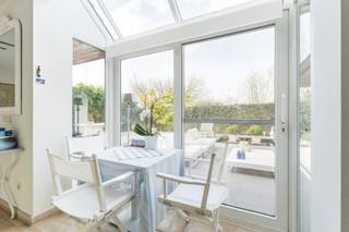 <p><span>Lichtrijke, residentieel gelegen villa met zuidgerichte tuin op het einde van een doodlopende straat.</span><span></span></p>
<p><span>In een residentiële woonomgeving is er deze lichtrijke villa, gelegen op het einde van een doodlopende straat. De woning geniet van een uitstekende ligging in de onmiddellijke nabijheid van het centrum van Roeselare, scholen, openbaar vervoer en het ziekenhuis AZ Delta, met bovendien een vlotte verbinding naar de E403.</span><span></span></p>
<p><span>Dankzij de doordachte indeling en de aanwezigheid van twee kamers op het gelijkvloers is deze woning niet alleen geschikt voor gezinnen, maar ook ideaal voor wie het comfort van volledig gelijkvloers wonen wenst te combineren met extra ruimte op de verdieping.</span><span></span></p>
<p><span>INDELING:</span></p>
<p><span>Inkomhal met ingemaakte vestiaire en gastentoilet. De lichtrijke leefruimte vormt het hart van het huis en sluit naadloos aan op de volledig ingerichte open keuken (met vaatwasser, oven, microgolf, stoomoven, keramische kookplaat, Amerikaanse frigo...) met ontbijthoek en een praktische aansluitende berging.</span><span></span></p>
<p><span>Naast de keuken bevindt zich een aparte nachthall die toegang geeft tot een bureelruimte en een eerste slaapkamer en een badkamer op het gelijkvloers — een indeling die perfect inspeelt op wonen en werken aan huis of levensloopbestendig wonen.</span><span></span></p>
<p><span>Op de verdieping bevinden zich twee bijkomende ruime slaapkamers, waarvan één uitgeeft op een aangenaam zuidgericht terras. Ook hier is een tweede badkamer voorzien.</span><span></span></p>
<p><span>De woning beschikt bovendien over een dubbele garage met automatische sectionaalpoort en een ruime oprit met plaats voor drie wagens.</span><span></span></p>
<p><span>BUITENRUIMTE</span></p>
<p><span>De villa wordt omgeven door een gezellige, zuidgerichte tuin waar u in alle rust en privacy van de zon en de groene omgeving kan genieten. Er is ook een aangename besloten voortuin.</span></p>
<p><span>Een stijlvolle en praktisch ingedeelde tijdloze woning op een uitstekende residentiële locatie, waar rust, bereikbaarheid en wooncomfort harmonieus samenkomen!<br /><br />BENIEUWD? <br />Contacteer ons voor een bezoek!</span></p>