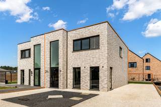 <p><span>Recente woning met 3 slaapkamers, kwalitatieve afwerking op rustige ligging.</span></p><p><span> </span></p><p><span>Belangrijkste troeven:</span></p><p><span>- verkoop onder 2% registratie!</span></p><p><span>- Centrale ligging</span></p><p><span>- Kwalitatief afgewerkt</span></p><p><span>- Bouwjaar 2023!</span></p><p><span>- E20</span></p><p><span>- 3 slaapkamers</span></p><p><span>- Voldoende bergruimte</span></p><p><span>- Zonnepanelen</span></p><p><span>- Zonneboiler</span></p><p><span>- Quooker kraan in de keuken en granieten werkblad</span></p><p><span>- extras: onzichtbare deuren, wandverwarming in de badkamer, inbouwkast</span></p><p><span>- mogelijkheid tot plaatsen carport met berging (vergund)</span></p><p><span> </span></p><p><span>Bekijk zeker ook de foto's en de grondplannen met de afmetingen. Zo krijgt u van thuis uit al een perfect beeld van wat deze woning te bieden heeft!</span></p><p><span> </span></p><p><span>Wenst u meer info of een vrijblijvende bezichtiging, contacteer dan ons kantoor op het nummer 011 85 15 15 en wij helpen u graag verder.</span></p><p><span> </span></p>