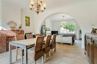Deze ruime burgerwoning is gelegen in het charmante Velzeke, op slechts enkele minuten rijden van het centrum in Zottegem. Hier geniet u van een fijne woonomgeving met landelijk karakter, vlakbij: winkels, scholen, openbaar vervoer en belangrijke verbindingswegen. <br /><br />De woning is energiezuinig (EPC C) en heeft een bruikbare oppervlakte van 262 m². <br /><br />INDELING:<br />Gelijkvloers: <br />* inkomhal <br />* leefruimte met aansluitende eetruimte <br />* keuken (1 jaar oud - Dovy keuken)<br />* apart toilet<br />* kelder<br />* inpandige garage <br /><br />Eerste verdieping:<br />* slaapkamer 1<br />* slaapkamer 2<br />* slaapkamer 3<br />* nieuwe badkamer met inloopdouche en toilet<br />* berging / bureauruimte <br /><br />Tweede verdieping:<br />* vaste trap naar zolder (mogelijkheid tot creëren van extra kamers)<br /><br />ALGEMENE INFORMATIE: <br />* elektriciteit conform<br />* dakisolatie aanwezig <br />* centrale verwarming op aardgas<br />* nieuwe laminaat vloer<br />* nieuwe keuken en badkamer (1j oud)<br />* aansluiting voor zonnepanelen voorzien<br />* dak vernieuwd in 2015<br />* ramen vernieuwd in 2006 (achteraan) en 2014 (vooraan)<br />* spouwmuren geïsoleerd in 2014<br /><br />Bestuursmaatregelen in het maatregelenregister: nee