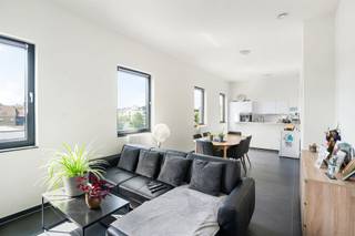 <p>Verhuurd nieuwbouwappartement met 2 slaapkamers!<br /><br />Op de derde verdieping van een recente residentie bevindt zich dit lichtrijke appartement met terras. Dankzij de huidige verhuur geniet u meteen van een vaste huuropbrengst, waardoor dit pand een interessante opportuniteit vormt voor investeerders.<br /><br />INDELING: ruime inkomhal, apart toilet, aangename leefruimte met open en volledig ingerichte keuken voorzien van kookplaat, dampkap, oven, koelkast met vriesvak, vaatwasser, spoelbak en kastruimte, berging/wasplaats, badkamer met ligbad en lavabo met meubel, 2 slaapkamers waarvan één ruime master bedroom en een terras.<br /><br />Daarnaast beschikt de residentie over een lift, een gemeenschappelijke fietsenberging en een gemeenschappelijk vuilnislokaal.<br /><br />Het appartement heeft een bewoonbare oppervlakte van 80 m² en behaalt een gunstige EPC-score van 105 kWh/m²/jaar (label B). Centrale verwarming op aardgas en superisolerende beglazing zorgen voor extra wooncomfort.<br /><br />Momenteel verhuurd aan € 697,25/maand, exclusief € 60 gemeenschappelijke kosten.<br /><br />Voor wie is dit pand ideaal?<br />♦ Voor investeerders die op zoek zijn naar een appartement met onmiddellijk rendement.<br />♦ Voor starters die op termijn een energiezuinig en instapklaar appartement wensen.<br />♦ Voor wie wil investeren in een recente residentie met lift en moderne voorzieningen.<br /><br />Bezoek na afspraak met Immo Beguin, jouw vastgoedexpert sinds 2009.<br />✉️ info@immobeguin.be</p>