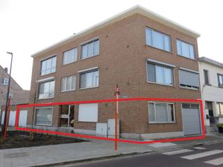 Ruim en lichtrijk gelijkvloers appartement in kleinschalig gebouw. Inkom- en nachthal met vestiaire en toilet, glazen deur naar de woonkamer...