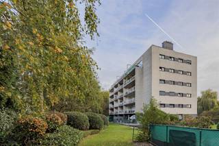 Zeer licht appartement met 2 slaapkamers, een ruim terras en een autostaanplaats te koop te Hoboken aan de Praaglaan 37.Dit appartement met twee...