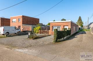 Deze woning, gebouwd rond 1950, is rustig gelegen in een doodlopende straat op een grond van 560 m².Je vindt deze woning tussen het centrum van...