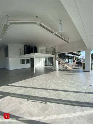 <p>Te koop: Commercieel pand in het hart van Sint-Niklaas – Ideaal voor diverse bedrijfsactiviteiten</p><p>Dit uitstekend gelegen commercieel pand, midden in het bruisende centrum van Sint-Niklaas, biedt een unieke kans voor ondernemers die op zoek zijn naar een strategische locatie met alle moderne voorzieningen. Of je nu een winkel, kantoor, showroom of een andere zaak wilt vestigen, dit pand biedt de ruimte en flexibiliteit die je nodig hebt om jouw bedrijf te laten groeien.</p><p>Locatie, locatie, locatie!<br />Gelegen op een van de meest centrale plekken van Sint-Niklaas, bevindt dit pand zich in een levendige commerciële zone met een grote passage van voetgangers en een hoge zichtbaarheid. Dankzij de nabijheid van het station, bushaltes en de vele parkeermogelijkheden in de buurt, is jouw zaak makkelijk bereikbaar voor zowel klanten als medewerkers. Bovendien is het pand perfect bereikbaar met de wagen en beschikt het over een ondergrondse parking, wat een belangrijke troef is voor zowel jouw personeel als bezoekers.</p><p>De indeling van het pand<br />Gelijkvloers: De commerciële ruimte op het gelijkvloers is ideaal voor winkel- of kantoorgebruik. Dankzij de grote raampartijen geniet je van veel natuurlijk licht en optimale zichtbaarheid. De open ruimte is flexibel in te delen en kan perfect aangepast worden aan jouw bedrijfsbehoeften.</p><p>Mezzanine: Boven het gelijkvloers bevindt zich een ruime mezzanine die uitstekend dienst kan doen als bureauruimte of extra opslagruimte. Het biedt een ideale werkplek met een open en luchtige sfeer, wat bijdraagt aan een aangename werkomgeving.</p><p>Kelder: Het pand beschikt ook over een ruime kelder die kan dienen als opslagruimte, archief of werkplaats. Deze extra vierkante meters bieden je de mogelijkheid om je bedrijfsvoering efficiënt en geordend te organiseren.</p><p>Ondergrondse parking: Een absolute meerwaarde is de ondergrondse parking die exclusief bij het pand hoort. Dit maakt het zowel voor klanten als medewerkers gemakkelijk om het pand te bereiken zonder zorgen over parkeerplaatsen.</p>