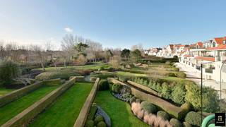 Hoogwaardig hoekappartement in het prestigieuze domein Tennis Gardens, ideaal gelegen nabij het strand en de zee, omringd door een prachtig...