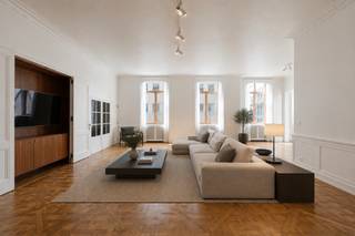 Pal in het centrum, omgeven door cultuur, winkels en gastronomie, ligt dit uitzonderlijk ruime appartement — een unieke woonst waarin luxe, comfort en elegantie moeiteloos samenkomen.<br />De royale leefruimte baadt in natuurlijk licht en straalt, dankzij de hoge plafonds, hoogwaardige materialen en doordachte indeling, een ongeëvenaarde grandeur uit. De volledig geïnstalleerde keuken met ontbijthoek vormt het kloppende hart van de woning en grenst aan het rustgevende terras, met zicht op de binnentuin en de Handelsbeurs — perfect voor zowel dagelijkse rust als stijlvolle ontvangsten.<br /><br />Het appartement telt vier volwaardige slaapkamers, waarvan de master suite beschikt over een eigen dressing en een luxueuze badkamer. In totaal zijn er drie badkamers, wat garant staat voor maximaal comfort en privacy voor het hele gezin of gasten.<br /><br />Een zeldzame combinatie van ruimte, stijl en ligging — ideaal voor wie op zoek is naar iets buitengewoons in het centrum.<br /><br />Een parkeerplaats voor 2 wagens achter elkaar (tandem) kan bijkomend aangekocht worden voor 75.000 euro. Kelderberging is beschikbaar in het gebouw.
