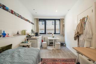 <br />Op zoek naar een interessante investering met gunstig rendement in centrum en studentenbuurt (Ossenmarkt) Antwerpen? Neem contact op en kom langs! <br />Voor meer informatie of een bezoek contacteer Anne De Block van OC Vastgoed: 0471 38 00 36 of anne@ocvastgoed.be<br /><br />Deze opbrengsteigendom bevindt zich op top locatie te Antwerpen en beschikt over maar liefst 6 entiteiten. Vlakbij universiteit campussen (Plantijn en UA) en de Ossenmarkt, vlak in de bruisende studentenbuurt.<br /><br />Centrale inkomhal met achterliggende fietsenberging.<br />Zes entiteiten:<br />Kamer 1 GELIJKVLOERS<br />Kamer 2 EERSTE VERDIEPING<br />Kamer 3 TWEEDE VERDIEPING (vooraan)<br />Kamer 4 TWEEDE VERDIEPING (achteraan)<br />Kamer 5 DERDE VERDIEPING (achteraan)<br />Kamer 6 DERDE VERDIEPING (vooraan)<br /><br />Drie kamers delen een douche en toilet. <br />Iedere kamer heeft eigen kitchenette. <br /><br />Technische gegevens: dubbele beglazing, dak werd volledig geïsoleerd en vernieuwd. <br /><br />EPC Label: B, energiescore 169 kWh/m2jaar - geen renovatieverplichting<br />Het perceel te Antwerpen, met perceelnummer 11802B1216/00_000 bevindt zich niet in een risicozone voor overstromingen. P-score A, G-score A. <br />Stedenbouwkundige inlichtingen: GRUP AFBAKENING GROOTSTEDELIJK GEBIED ANTWERPEN RUP_02000_212_00195_00001 (zone voor wonen), vergunningen, geen verkavelingsvergunning, geen rechterlijke herstelmaatregel of bestuurlijke maatregel opgelegd en geen voorkooprecht.