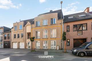Voor meer info en foto’s, surf naar www.swevers.be – Op de eerste verdieping van Oude Kuringerbaan 12/3 in Hasselt ligt dit instapklare appartement met 90 m² bewoonbare oppervlakte, twee slaapkamers en een terras. Het appartement werd in 2022 volledig gerenoveerd en combineert hedendaags wooncomfort met een centrale ligging vlak bij het centrum. De ruime leefruimte van 32,89 m² biedt plaats aan een gezellige zithoek en volwaardige eettafel. Grote raampartijen zorgen voor veel natuurlijk licht. Aansluitend bevindt zich de open keuken van 8,08 m². Verder zijn er een aparte wasplaats en een afzonderlijk toilet. Het slaapgedeelte omvat twee volwaardige slaapkamers van 13,02 m² en 12,15 m², met centraal gelegen badkamer. Vanuit één slaapkamer heb je rechtstreeks toegang tot het zuidwest-georiënteerde terras van 7,58 m². Ook technisch zit dit appartement goed: EPC-label B, conforme elektriciteit, asbestveilig, lift en parlofoon. Dankzij de grondige renovatie zijn er geen onmiddellijke vernieuwingswerken nodig. Het appartement is momenteel verhuurd aan € 814 per maand, aangevuld met € 56 gemeenschappelijke kosten, wat het ook interessant maakt als investering. De ligging is bijzonder praktisch, met openbaar vervoer, horeca, winkels, scholen en ontspanning in de nabije omgeving. Ook het centrum van Hasselt en de snelwegen zijn vlot bereikbaar. Voor meer informatie, bel 011 255 155. Bron bewoonbare oppervlakte: EPC – verslag.