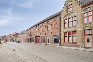 Handelspand te koop in Vlamertinge met veel mogelijkheiden. Deze eigendom is gelegen op 455m² in de dorpskern van Vlamertinge. Dit is uw kans om te investeren in een pand met diverse gebruiksmogelijkheden en een flexibele indeling. Of u nu op zoek bent naar een plek om uw bedrijf te vestigen, een rendabele investering wilt doen, of een ambitieus vastgoedproject wilt realiseren, dit polyvalente gebouw Vlamertinge biedt de perfecte basis.Totale bruikbare vloeroppervlakte is 732m². Dit gespreid over een gelijkvloerse verdieping, eerste verdieping en tweede verdieping (zolder).Vergunnen naar appartementen mogelijk!Vraag nu alvast een bezoek aan!