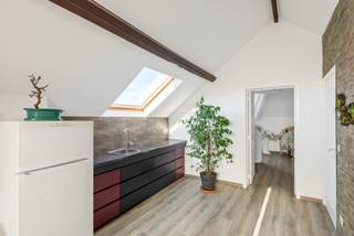 <p>In het hart van <strong>Vilvoorde</strong> vind je deze <strong>ruime, instapklare 3-gevelwoning</strong> met <strong>4 slaapkamers</strong>, <strong>onderhoudsvriendelijke tuin</strong> en <strong>garagebox</strong>. Een ideale gezinswoning met tal van mogelijkheden!</p>
<h3><strong>Indeling:</strong></h3>
<p><strong>Gelijkvloers:</strong> inkomhal met gastentoilet, <strong>ingerichte keuken</strong>, <strong>lichtrijke woonkamer</strong> en een <strong>slaapkamer</strong><br /><strong>Eerste verdieping:</strong> <strong>twee ruime slaapkamers</strong> en een <strong>badkamer</strong> met bad/douchecombinatie, dubbele lavabo en toilet<br /><strong>Tweede verdieping:</strong> volledig uitgeruste <strong>studio</strong> met <strong>open keuken en leefruimte</strong>, aparte <strong>slaapkamer</strong> en <strong>ensuite douchekamer</strong> (douche, lavabo en toilet)<br /><strong>Kelder:</strong> ingericht als <strong>bureauruimte</strong> en extra <strong>opbergruimte</strong></p>
<h3><strong>Extra troeven:</strong></h3>
<p>✅ <strong>Overdekt terras</strong> en <strong>gezellige tuin</strong><br />✅ <strong>Garagebox</strong><br />✅ <strong>Zonnepanelen</strong> voor energiezuinig wonen<br />✅ <strong>Elektriciteit conform</strong> en <strong>asbestvrij</strong></p>
<p>Kortom, een <strong>instapklare woning</strong> met <strong>ruimte en mogelijkheden</strong> op een toplocatie!</p>
<p>Interesse? Contacteer ons voor een bezoek!<br />Wenst u graag meer informatie of een bezoek? Contacteer ons via 015 68 26 08 of info@imperiavastgoed.be<br /><br /><em>Stedenbouwkundige inlichtingen in aanvraag</em></p>