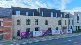 Nieuw in Heusden-Zolder – Duurzame BEN-Appartementen met slechts 2% registratierechten!<br /><br />Residentie NOIR brengt hedendaags en energiezuinig wonen samen in een stijlvol, kleinschalig nieuwbouwproject in het hart van Heusden. Met slechts 8 volledig afgewerkte appartementen is dit project ideaal voor wie op zoek is naar comfort, duurzaamheid én een centrale ligging in een bruisende gemeente.<br /><br />Wonen in Stijl!<br /><br />De appartementen in Residentie NOIR zijn ontworpen met het oog op toekomstgericht wonen. Elk appartement voldoet aan de BEN-normen en is uitgerust met de nieuwste technieken<br />- Warmtepomp!<br />- Vloerverwarming in alle ruimtes!<br />- 4 zonnepanelen per appartement!<br />- Zuidgerichte terrassen; veel natuurlijk licht!<br /><br />Bij oplevering zijn de appartementen volledig instapklaar afgewerkt!<br /><br />Prijzen (exclusief kosten oa. Registratie, notariskosten en aansluitingskosten nutsvoorzieningen):<br />- 1 slaapkamer – €275.000<br />- 2 slaapkamers – vanaf €283.000<br />- 3 slaapkamers – vanaf €324.000<br /><br />Bij elk appartement ben je verplicht ook een carport/autostaanplaats met private berging bij aan te kopen aan €10.000 (excl. kosten) – ideaal voor extra opbergruimte en beschermd parkeren.<br /><br />Topligging in Heusden Centrum<br /><br />Residentie NOIR ligt op een uitstekende locatie, op wandelafstand van winkels, horeca, openbaar vervoer en andere voorzieningen. Je geniet hier van de rust van een residentiële buurt, maar met alle comfort van het stadscentrum binnen handbereik.<br /><br />Aankoop aan slechts 2% registratierechten mogelijk mits de koper voldoet aan de voorwaarden!<br /><br />Een van de grootste troeven van dit project is de mogelijkheid om aan te kopen aan slechts 2% registratiebelasting (mits je voldoet aan de wettelijke voorwaarden)<br /><br />Verwachte oplevering: voorjaar 2026<br /><br />De oplevering van Residentie NOIR is gepland voor het voorjaar van 2026. Ideaal voor wie vooruit plant en wil investeren in zorgeloos wonen voor de toekomst.<br /><br />Ben je op zoek naar een duurzame en comfortabele woonst in het hart van Heusden-Zolder?<br />Dan is Residentie NOIR absoluut een bezoek waard!<br /><br />Voor een bezichtiging ter plaatse of meer info, bel ons op het nummer 078/78.78.70, of kom gewoon binnen op ons kantoor, steeds welkom!