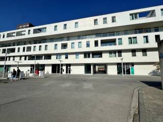 <p><strong>Te Koop: Handelspand – in Leuven (gelegen in de Balk van Beel)</strong></p>
<p>Ben jij op zoek naar een handelspand met een enorm potentieel? Dit handelspand (momenteel ingericht als restaurant), gelegen aan de prachtige vaart in Leuven, is nu te koop!</p>
<p><strong>Waarom dit pand jouw nieuwe succesverhaal kan worden:</strong></p>
<p><strong>Toplocatie</strong>: Gelegen aan de Vaart, in een bruisende buurt met zowel lokale als toeristische bezoekers. De ideale plek voor elke (horeca)zaak!</p>
<p><strong>Ruimtelijke mogelijkheden</strong>: Dit pand biedt tal van mogelijkheden voor herinrichting en uitbreiding van je concept. Of je nu een restaurant, café, kapperszaak, warme bakker, personal training, of iets anders wilt starten, de ruimte biedt talloze mogelijkheden.</p>
<p><strong>Details van het pand:</strong></p>
<ul>
<li>
<p>Gelegen aan de Vaart, één van de meest hippe buurten in Leuven</p>
</li>
<li>
<p>Leuke (horeca)ruimte met de nodige faciliteiten</p>
</li>
<li>Unieke sfeer en karakter die klanten aantrekt</li>
<li>Ook mogelijk om slechts de helft van de oppervlakte aan te kopen</li>
</ul>
<p><strong>Meer info of een bezichtiging?</strong> Neem vandaag nog contact op voor meer details of om een bezoek in te plannen!</p>
<p><strong>Jouw toekomst begint hier!</strong></p>