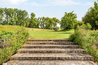 <p>Te midden van de prachtige glooiende landschappen van de Vlaamse Ardennen bevindt zich deze uitzonderlijk charmante en volledig gerenoveerde vierkantshoeve.</p><p>De hoeve verwelkomt u via een ruime parking en een verzorgde toegang tot de sfeervolle binnenkoer. Rondom vindt u prachtig aangelegde terrassen en tuinen die perfect aansluiten bij het karakter van het gebouw en waar rust en natuur centraal staan, genietend van prachtige uitzichten. Binnen wordt u meteen verrast door de warme en gezellige geïnstalleerde leefkeuken met eiland, volledig uitgerust met kwalitatieve toestellen, een praktische bijkeuken en berging met koelcel, inkom en ontvangsthal, gezellige zithoek en op het verdiep, 4  slaapkamers met 3 bad- en/of douchekamers.</p><p>In de bijgebouwen bevinden zich 5 perfect onderhouden karaktervolle kamers, waarvan 3 duplexkamers, elk met eigen toilet en badkamer (douche en lavabo).</p><p>Een absolute blikvanger is de polyvalente ruimte met open haard, gepolierde betonvloer en een indrukwekkend zichtbaar dakgebinte. Dankzij de directe toegang tot de terrassen vormt deze ruimte de perfecte setting voor bijeenkomsten of seminaries.</p><p>Unieke opportuniteit: mogelijkheid tot overnemen van een goed draaiende B&amp;B, seminarieruimte, inclusief diverse randactiviteiten(mogelijkheid overname via aandelen)</p><p>Troeven van deze eigendom:<br />* Perfect onderhouden en volledig gebruiksklaar, met oog voor energeizuinigheid (zonnepanelen, nieuwe brander)<br />* Authentieke charme gecombineerd met modern comfort<br />* Dubbele beglazing en geïsoleerde daken<br />* Geautomatiseerde installaties<br />* Uitzonderlijke ligging in de natuur van de Vlaamse Ardennen</p><p>Meer info of bezoek via info@immobeguin.be</p>