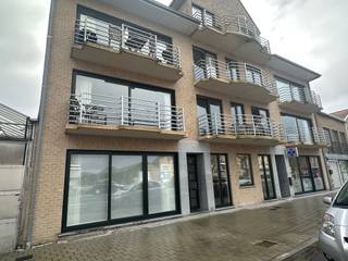 <p>Te huur: verzorgd gesloten appartement in het centrum van Veurne, op korte afstand van het treinstation en openbaar vervoer.</p>

<p> </p>

<p>Dit appartement aan de Nieuwpoortkeiweg biedt een comfortabele indeling met twee slaapkamers en een terras. Gelegen in een levendige buurt met winkels en voorzieningen op wandelafstand, geniet u hier van een centrale ligging, een energiezuinig EPC-label B en een praktische indeling.</p>

<p> </p>

<p>Belangrijkste ruimtes:<br />• Woonkamer met aangename lichtinval en toegang tot het terras<br />• Keuken met functionele opstelling<br />• Inkomhal met directe toegang tot de leefruimte<br />• Twee slaapkamers, ideaal voor gezin of koppel<br />• Badkamer met douche<br />• Apart toilet<br />• Berging met aansluiting voor wasmachine<br />• Terras voor buitenmomenten</p>

<p> </p>

<p>Troeven:<br />• Centrale ligging nabij station en openbaar vervoer<br />• Energiezuinig met EPC-label B<br />• Praktische indeling met berging en terras</p>

<p> </p>

<p>Neem vandaag nog contact op met je ERA-makelaar voor een bezoek.</p>

<p> </p>

<p>JOUW DROOMAPPARTEMENT. ZO GEVONDEN!</p>
