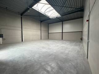 Nieuwbouw KMO-unit van ca. 180 m²Voorzieningen- Parkeerplaats- Lichtstraat- Gepolierde betonvloer- Sectionale poort (ca 4,5 m x 4 m)- Afzonderlijke...