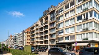 Dit prachtig gerenoveerde penthouse bevindt zich op de prestigieuze Kustlaan en combineert luxueus wooncomfort met een adembenemend uitzicht over...