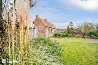 Deze te renoveren hoeve met tal van authentieke en rustieke elementen is gelegen op een ruim perceel van liefst 2053m2, waar rust, privacy...