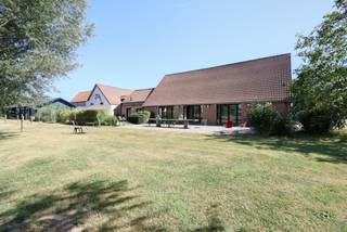 <p><strong>EXCLUSIEF LANDGOED OP CA. 19.000 M² TE VREMDE (BOECHOUT) – WONEN, RUST & PAARDENLIEFHEBBERIJ<br /><br /></strong>Adres op aanvraag </p>
<p><strong>Ligging & eigendom:</strong><br />Uniek gelegen in het groene en landelijke Vremde, met een vlotte verbinding naar Boechout, Lier en Antwerpen.</p>
<p>Dit uitzonderlijke domein combineert maximale rust en privacy met een volledig gerenoveerde hoeve, multifunctionele schuur, gastenverblijf en hoogwaardige paardeninfrastructuur.<br /><br />De hoeve omvat een ruime leefruimte en leefkeuken, bureau, wasplaats, wijnkelder, meerdere slaapkamers en badkamers, dressing. De voormalige schuur werd ingericht als multifunctionele ruimte met keuken, ideaal als atelier, praktijk, werkruimte of ontvangstruimte, voor de paarde liefhebber is deze schuur mogelijks om te vormen tot extra paarden stallen. Het voormalige bakkershuisje doet dienst als gastenverblijf met twee slaapkamers en badkamer. Daarnaast beschikt het domein over een stallencomplex, buitenpiste op gras, afgewerkte weides, biologische moestuin, fruitbomen en aangelegde tuin.</p>
<p><strong>Mogelijkheden:<br /></strong><br />Toegelaten Bestemming zone I en zone II: <br />- kinderboerderij<br />- toeristisch logies (max. 8 verblijfsgelegenheden)<br />- kantoorfunctie - vrij beroep of dienstverlening (maximaal 100m²)<br />- reca enkel toegelaten mits koppeling kinderboerderij</p>
<p><strong>Voor de paardenliefhebber:</strong></p>
<p>Op het onroerend goed is een <strong>RUP </strong>(Ruimtelijk Uitvoeringsplan) van toepassing. Volgens het RUP is zowel in zone I als zone II een landbouwbedrijfszetel toegestaan. Gunstig advies paardenfokerij.</p>
<p>Wenst u dit uitzonderlijke complex te bezoeken of wenst u meer informatie en verdieping over het dossier? Aarzel dan niet om contact op te nemen met onze makelaar Thomas. Hij helpt u graag verder en licht het dossier met plezier uitgebreid toe.</p>
<ul>
<li>Renovatie: Ja</li>
<li>Vloerverwarming: Ja</li>
<li>Ventilatie: Balansventilatie met warmteterugwinning (WTW), unit Zehnder ComfoAir Q600</li>
<li>Laadpunt voor elektrische auto: Ja</li>
<li>Waterput: Ja</li>
<li>Riolering: Aangesloten</li>
<li>EPC woning: Label B, 115 kWh/(m²·jaar)</li>
<li>EPC schuur: Label D</li>
<li>Asbest: Veilig / geen asbestproblematiek vastgesteld</li>
<li>Paardenstallen: Vergund en verbeterd (dak isolatie)</li>
<li>Paardenstallen: 2 paardenboxen</li>
<li>Wasplaats: 1 wasplaats voor de paarden</li>
<li>Opslag: 2 opslagplaatsen voor hooi en stro</li>
</ul>
