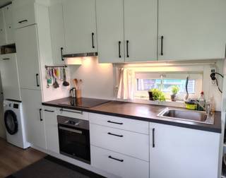 Verplaatsbare vakantiewoning op wielen in duurzame staalconstructie van Thijs Housing. Compleet uitgerust met woonkamer, keuken, badkamer,...